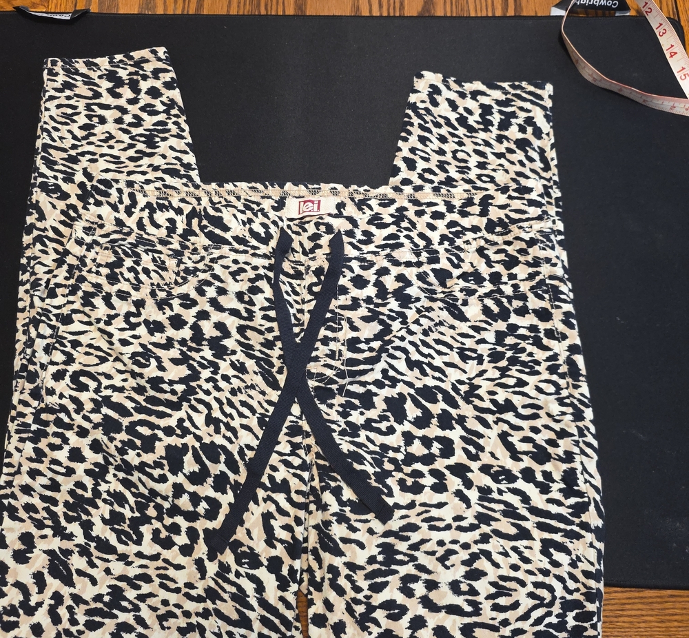 lei Women's Skinny Jeans in Black and Cream Leopard Print